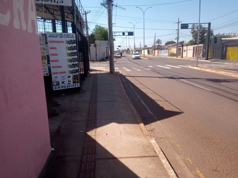 Homem persegue e atira em crianças que tocaram campainha de sua casa por brincadeira