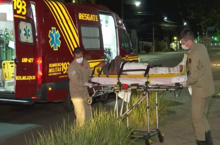 Homem cai de altura de quatro metros e sofre fratura exposta