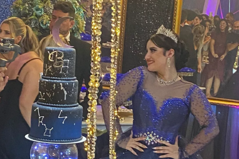 VÍDEO: vestido de aniversariante pega fogo em festa de 15 anos