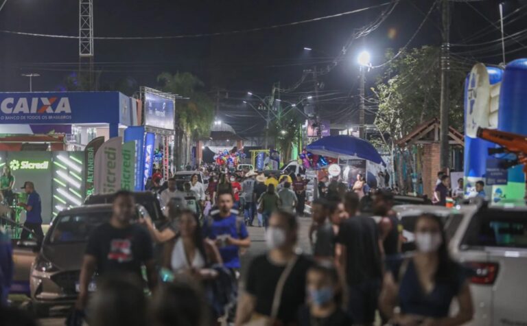 A Expoacre e o povo cantando na rua… é feito uma reza, um ritual