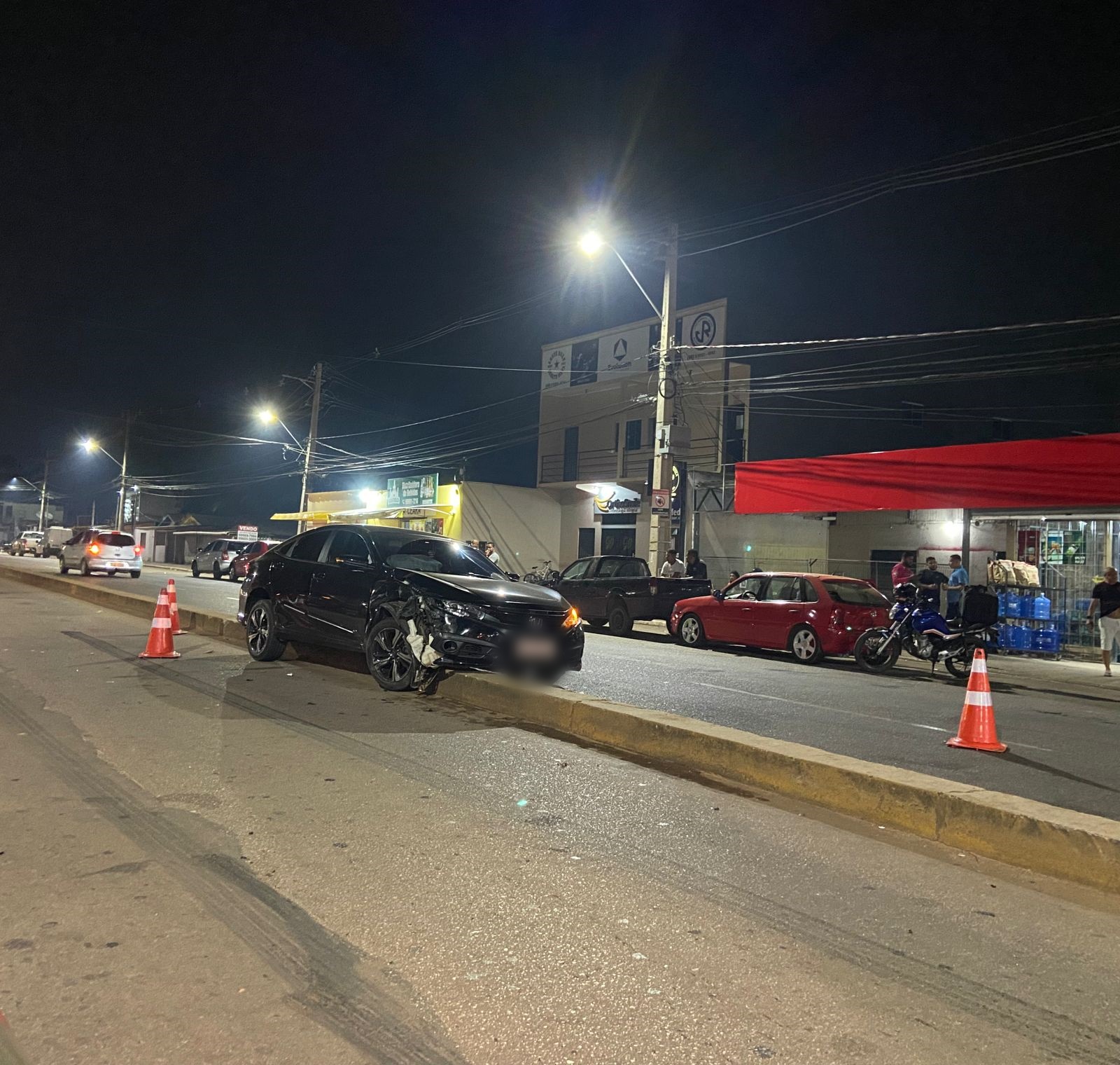Acidente em frente ao Tardezinha deixa carro em cima de mureta Acidente em frente ao Tardezinha deixa carro em cima de mureta