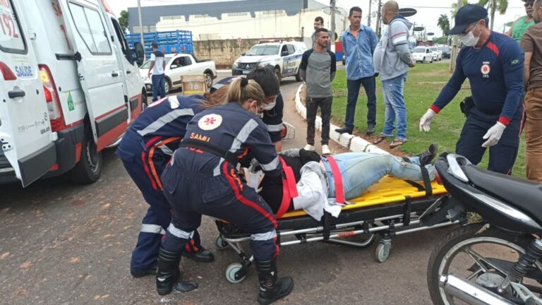 Mulher fica ferida após colidir moto com caminhão boiadeiro no Acre