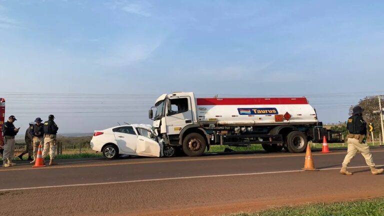 Carro bate de frente com caminhão de combustível; família inteira morreu