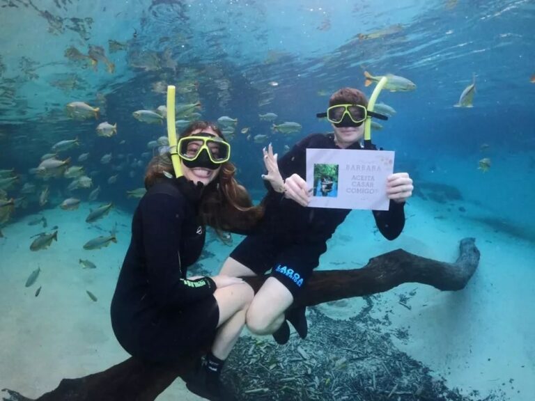 Empresário surpreende namorada com pedido de casamento embaixo d’água; veja vídeo