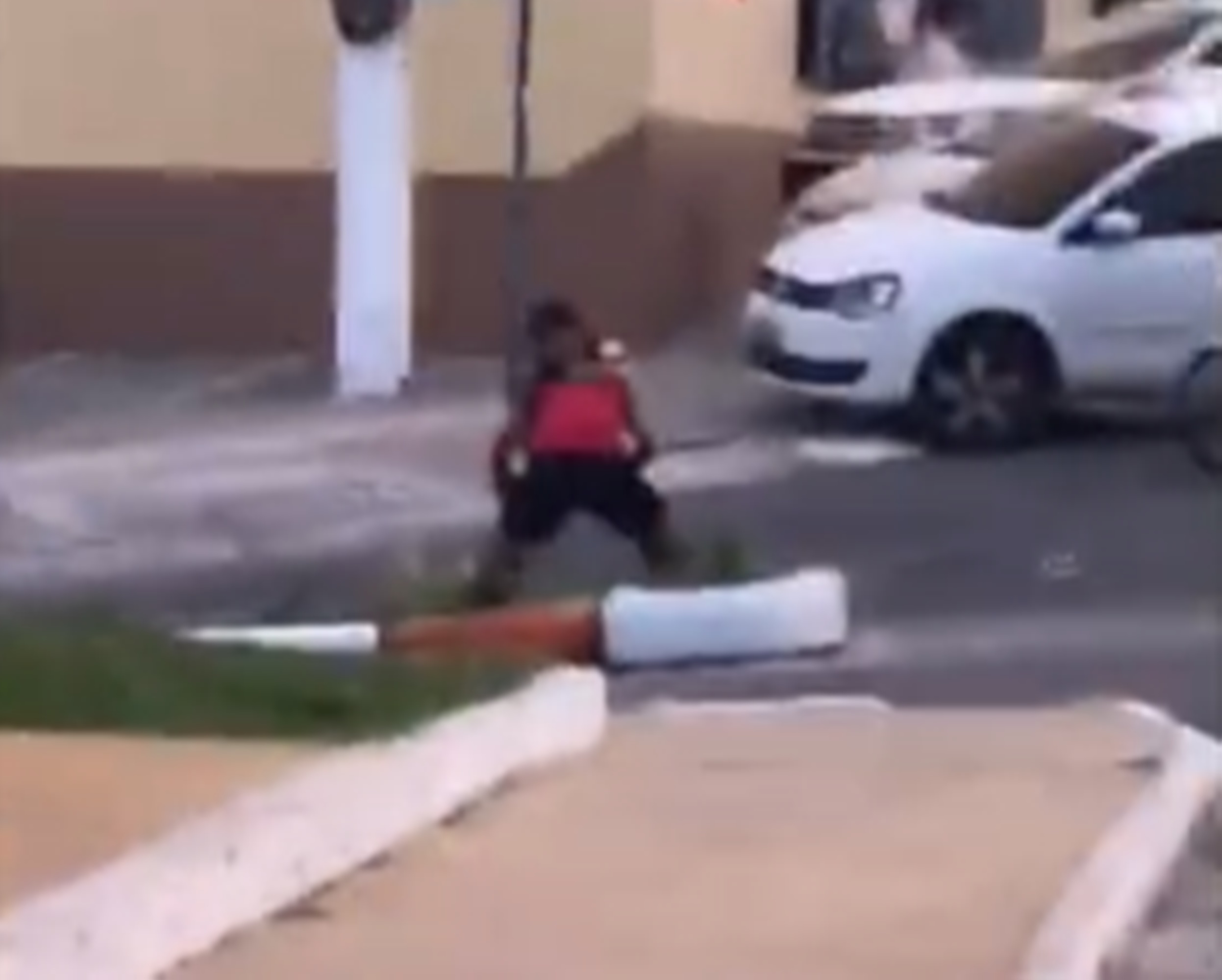 VÍDEO: homens trocam socos e tapas no centro de Cruzeiro do Sul