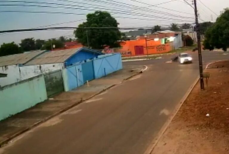 VÍDEO: condutor de moto bate em carro e ‘voa’