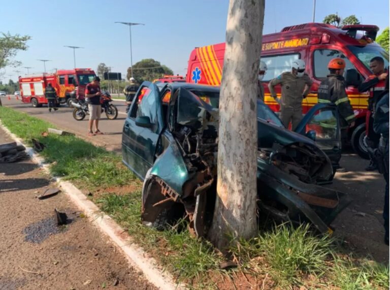 Após batida em árvore, mulher é retirada de carro pelo porta-malas
