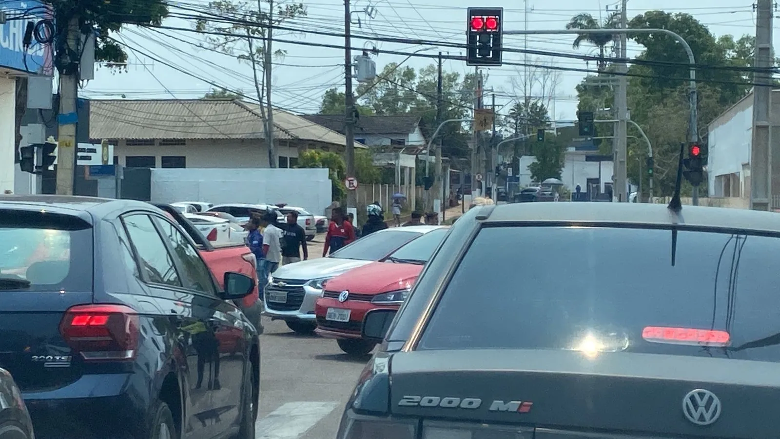 Motoristas de aplicativos interditam avenida do AC em protesto
