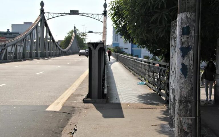 Homem joga mulher de ponte; namorado é suspeito