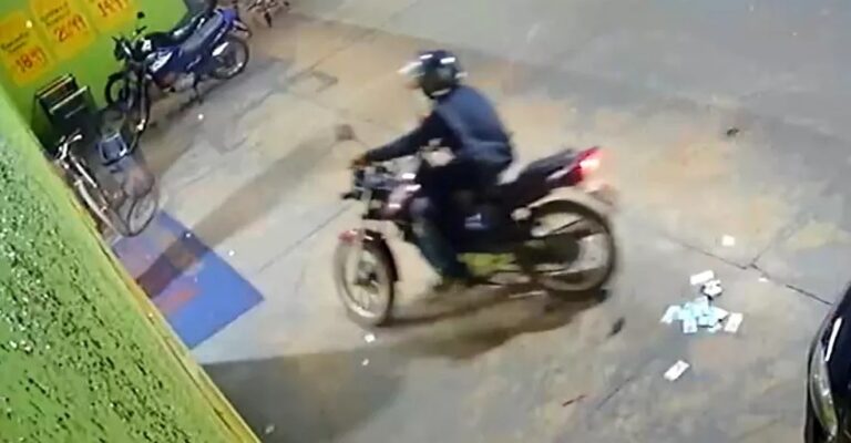 VÍDEO: ladrão esquece mochila aberta e dinheiro roubado de supermercado voa durante fuga