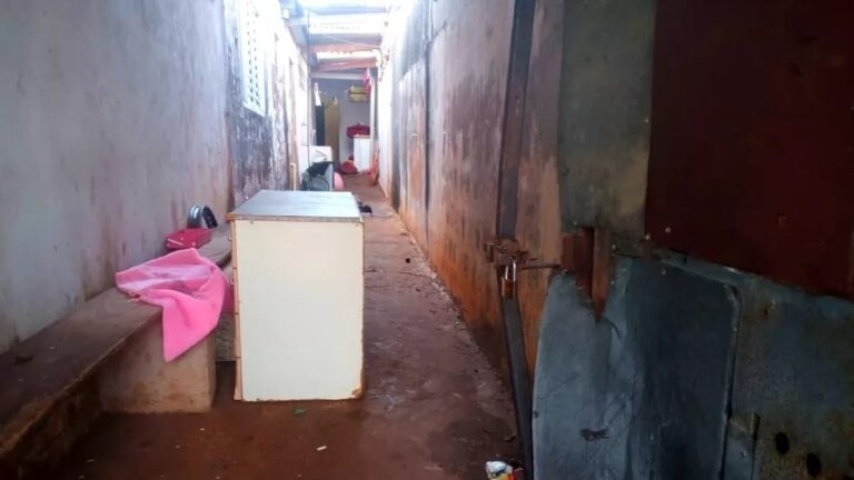 Jovem é esfaqueado quase 20 vezes por grupo que invadiu a casa