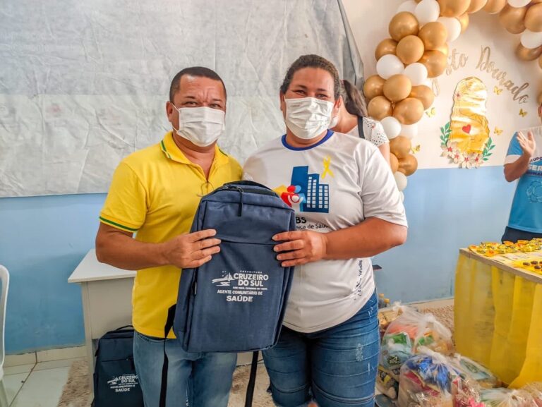 Secretaria de Saúde de Cruzeiro do Sul entrega material para agentes comunitários