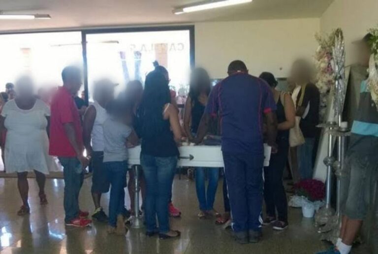Bandidos armados invadem velório e fazem arrastão na capital