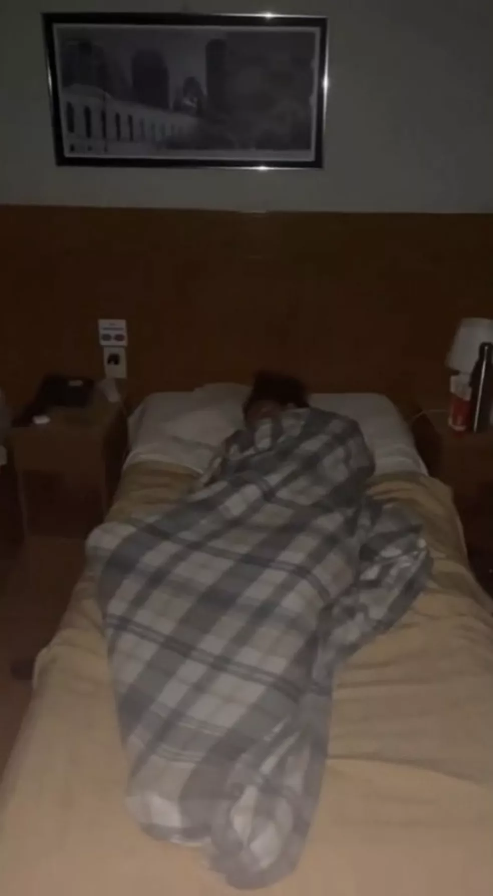 Mulher erra quarto de hotel, ‘rouba’ cama de turista e viraliza após noitada no RJ; entenda
