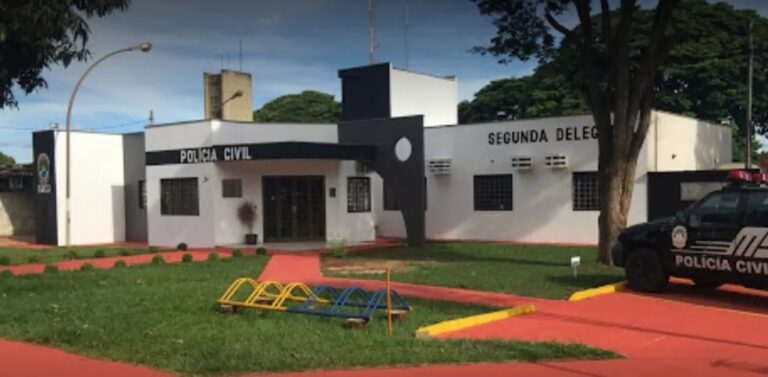 Madrasta é presa após criança morrer por causa de ‘queda de banco’