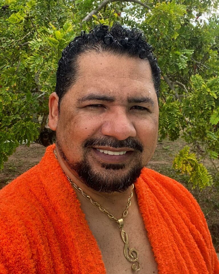 No Acre, Zezo brinca sobre encontrar namorada: “Passo até do horário”