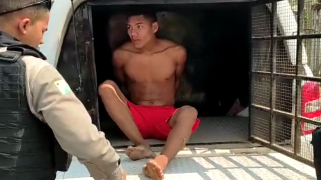 VÍDEO: homens armados rendem e assaltam funcionários em barbearia no Acre