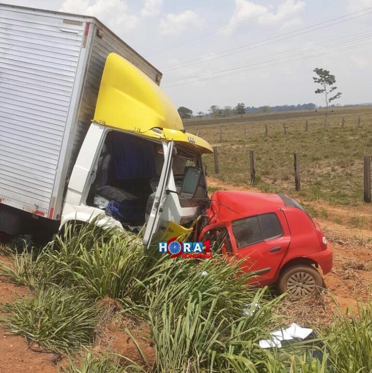 Urgente: colisão frontal entre caminhão e carro deixa duas vítimas fatais na BR-364