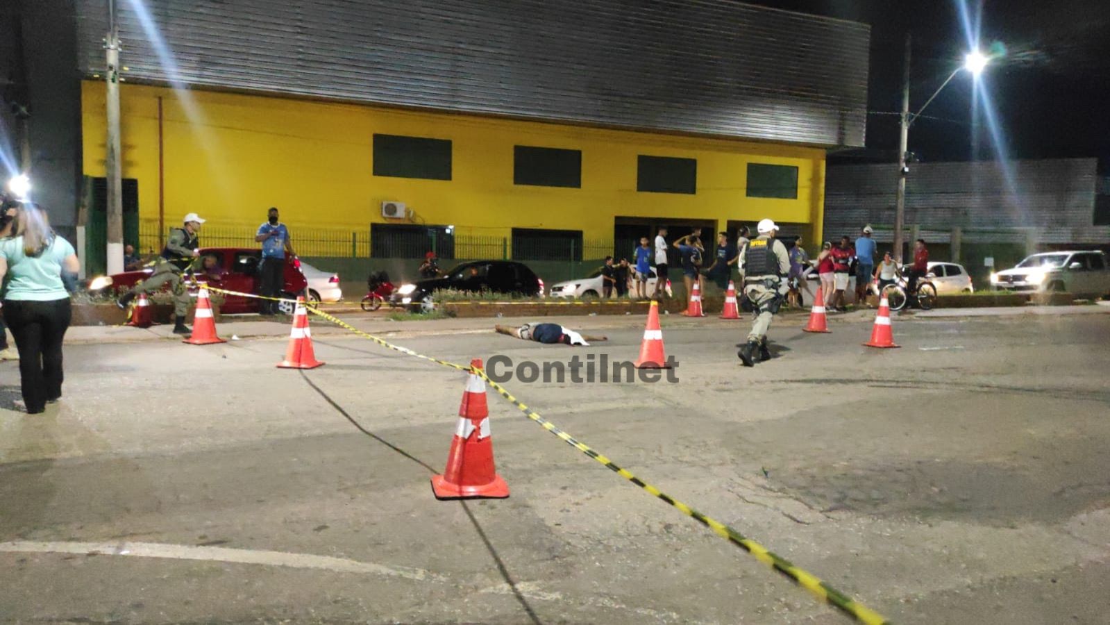Morador de rua morre atropelado em Rio Branco; motorista chora ao lado do corpo