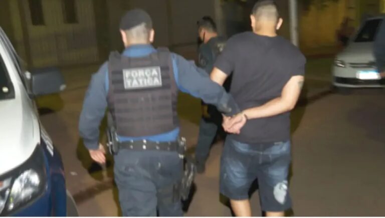 Após sair da prisão, homem mata amante da esposa e depois a faz de refém