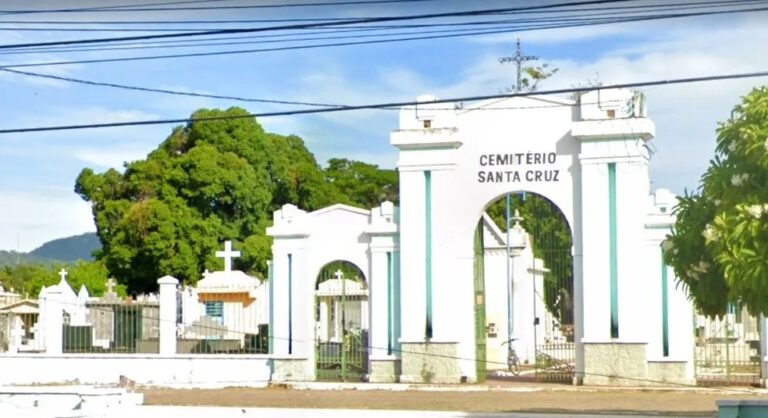 Mulher invade cemitério e tenta desenterrar cadáver de ex-namorado