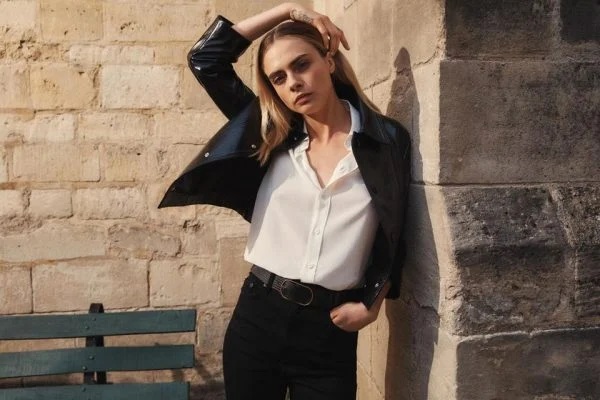 FOTOS: descalça e desnorteada, Cara Delevingne preocupa fãs e família