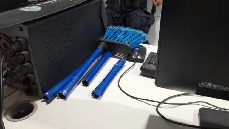 Jovem quebra cabo de vassoura na cabeça da companheira durante briga