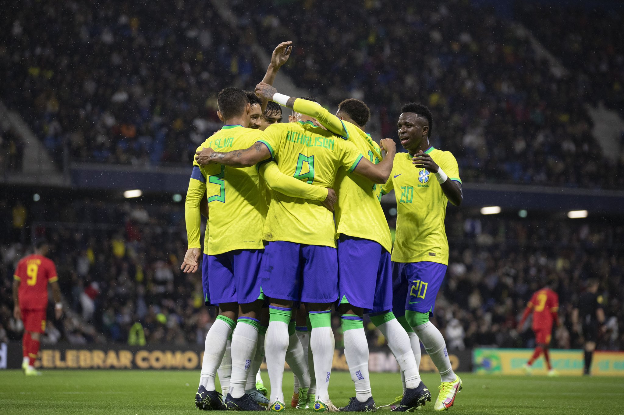 Com Richarlison artilheiro, Brasil derrota Gana em partida amistosa