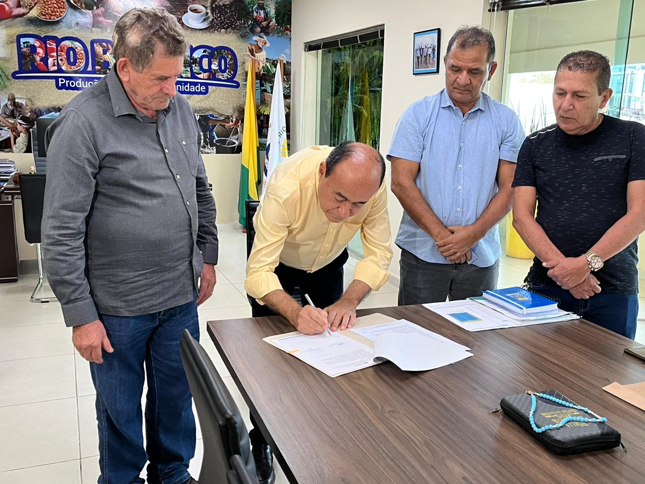 Prefeitura assina ordem de serviço de R$ 5 milhões para tapar buracos em ramais de Rio Branco