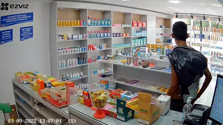 Homem assalta drogaria e agradece atendente após crime; VÍDEO