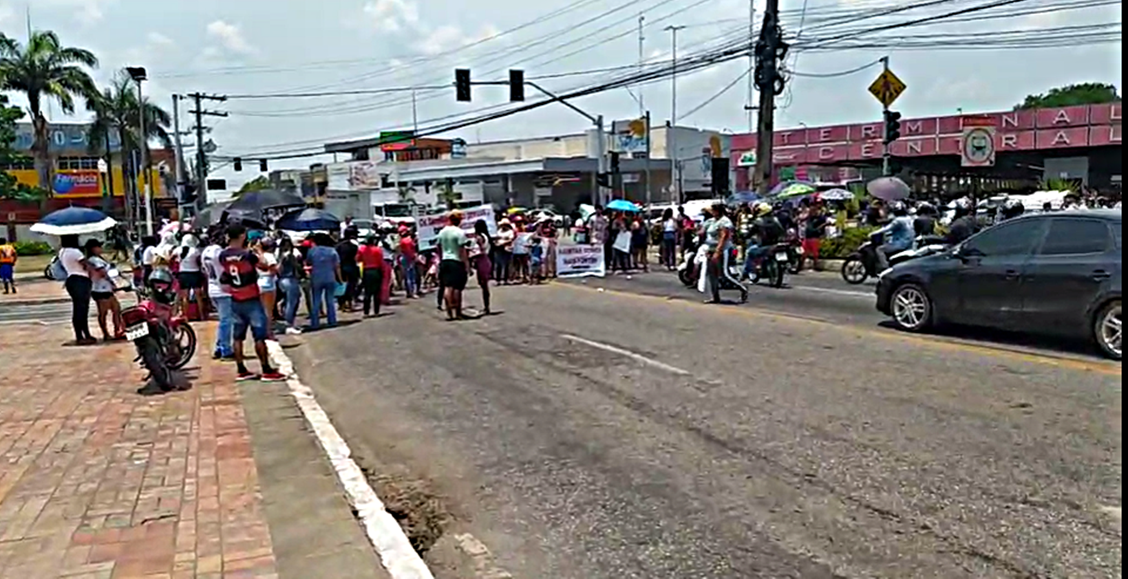 Familiares de presos fecham avenida de Rio Branco; agressões são registradas e PM é acionada