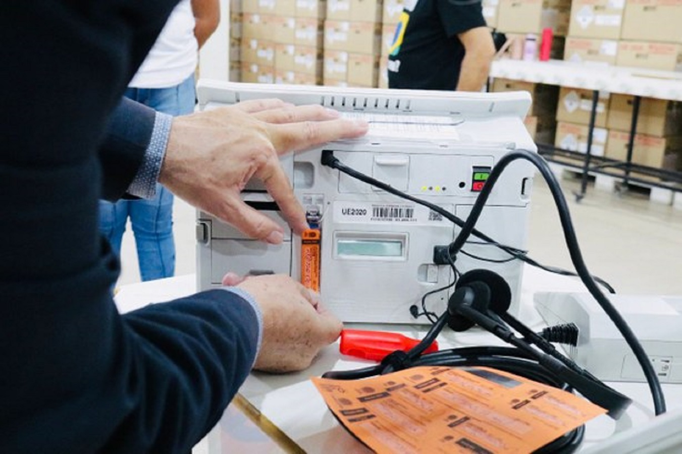 TRE inicia carregamento de dados e lacre das mais de 2 mil urnas eletrônicas usadas no Acre