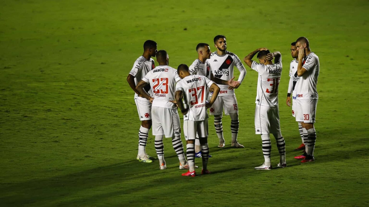 Vasco empata com ‘ajuda’ do goleiro do Londrina e luta pelo G4 segue aberta