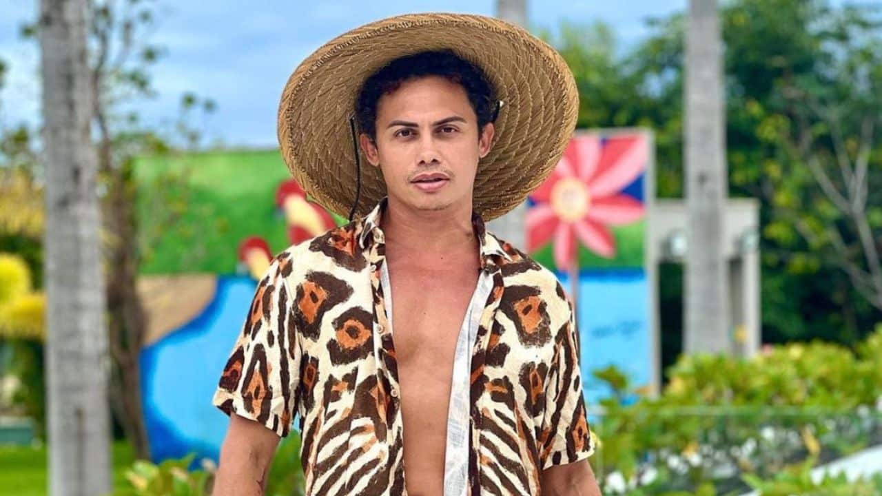 Ator da Globo posta foto nu e desabafa: ‘Me sentindo gostosa’