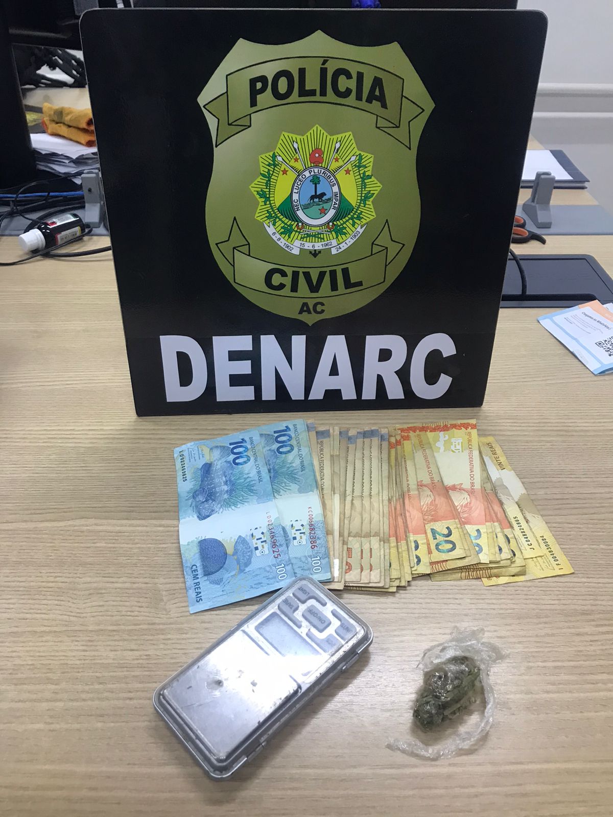 ‘Homicida’ é preso em flagrante com maconha e dinheiro que seria do tráfico, em Rio Branco