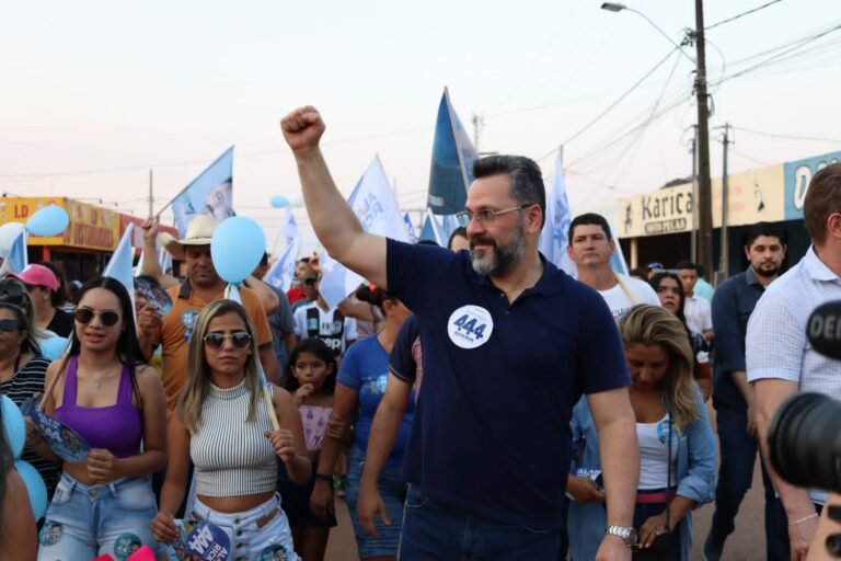 Bujari abraça Alan Rick em caminhada no município