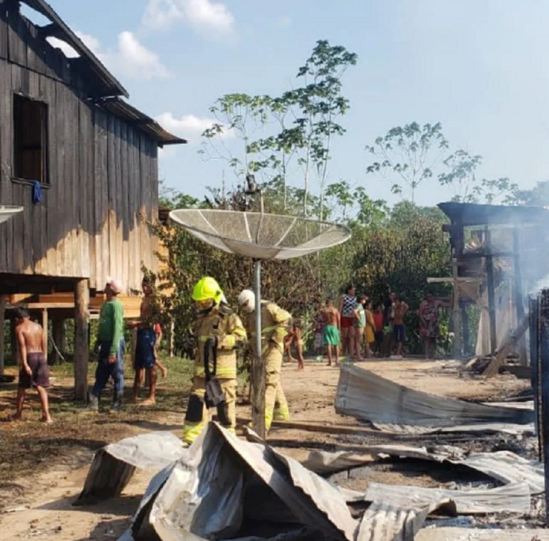 Casa pega fogo em comunidade no Acre e Bombeiros se deslocam 50 km para ocorrência