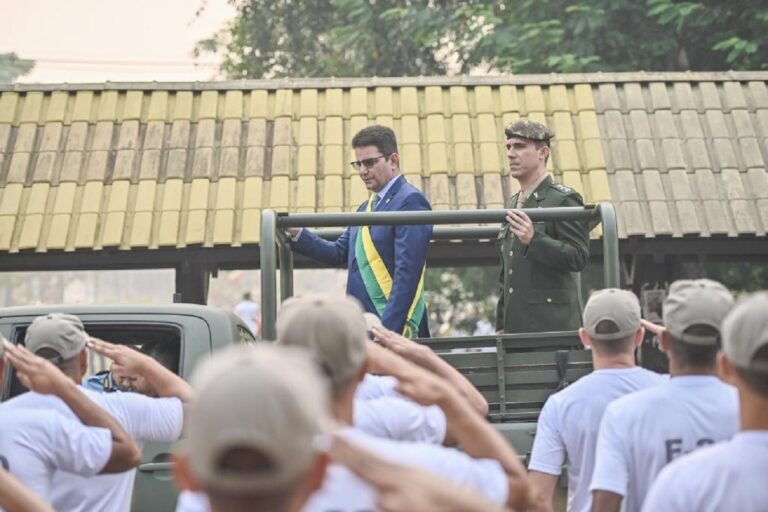 “A democracia é fundamental para o sucesso das nações”, disse Gladson após desfile do 7 de setembro