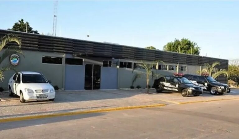 Mulher é ameaçada e esfaqueada na frente de casa durante roubo