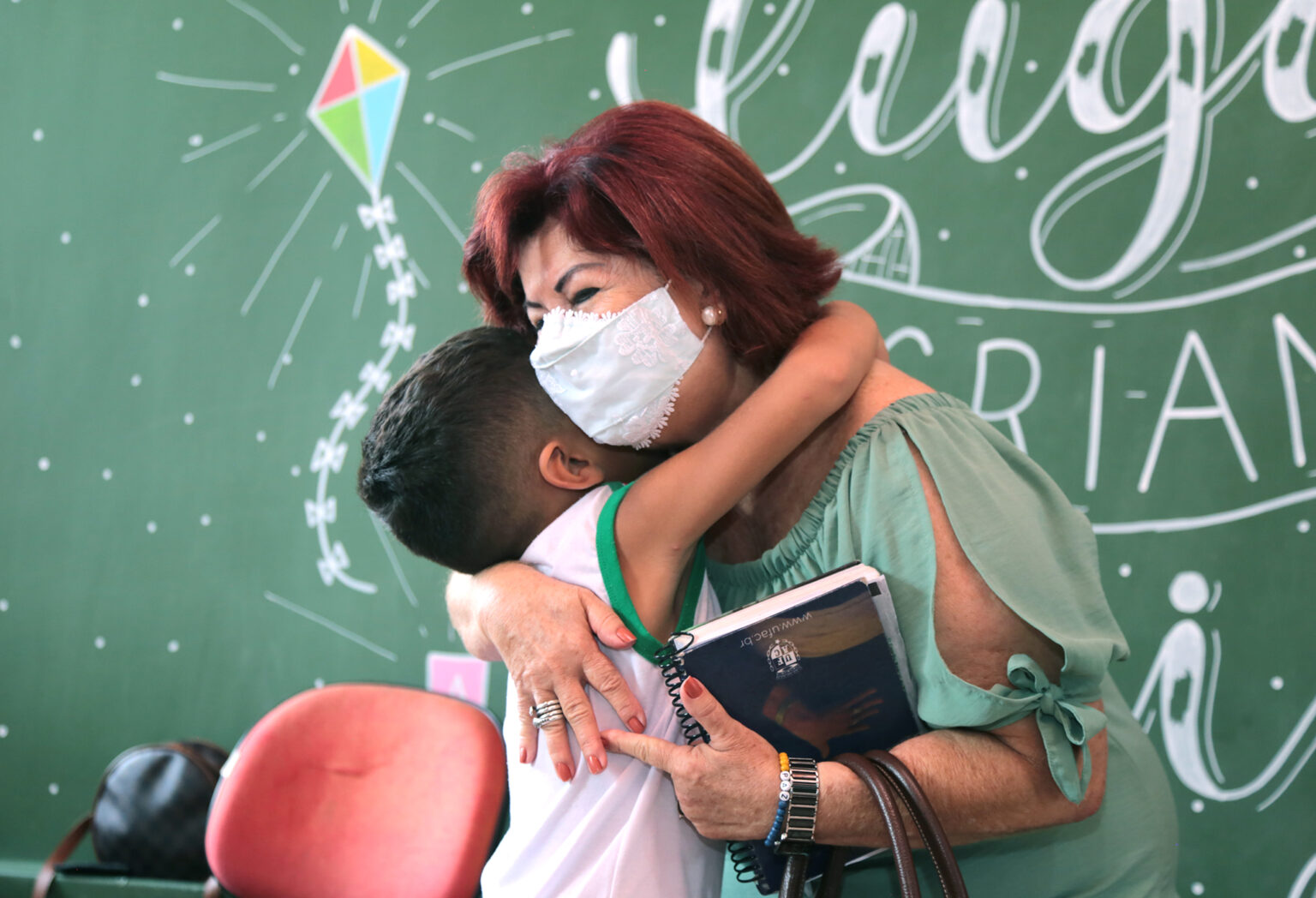 Tablets e notebooks são entregues em escola municipal do Acre