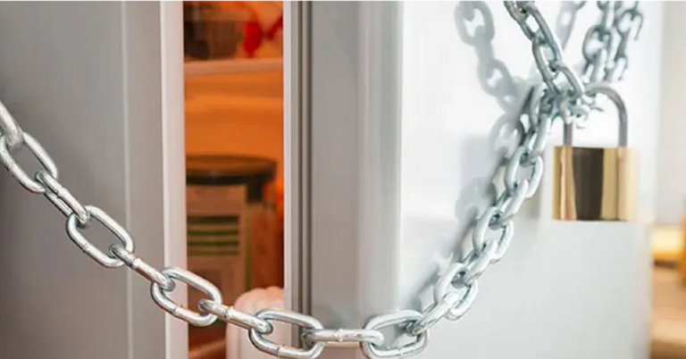 No Acre, homem é acusado de acorrentar geladeira para impedir que mulher e filhos se alimentem