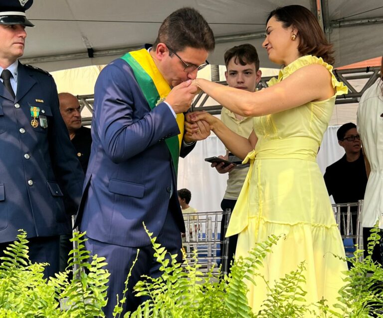 Afastando rumores de racha, Gladson é fotografado beijando mão de Mailza durante ato de 7 de Setembro