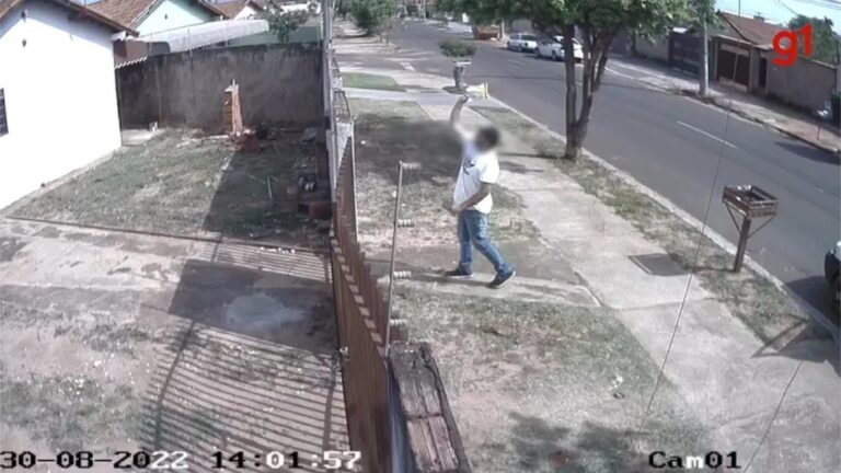 Entregador arremessa encomenda pelo portão e revolta cliente; veja vídeo