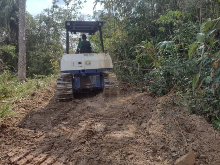 Em Sena Madureira, Governo conclui trabalho de reabertura no ramal do 60 e atende várias famílias