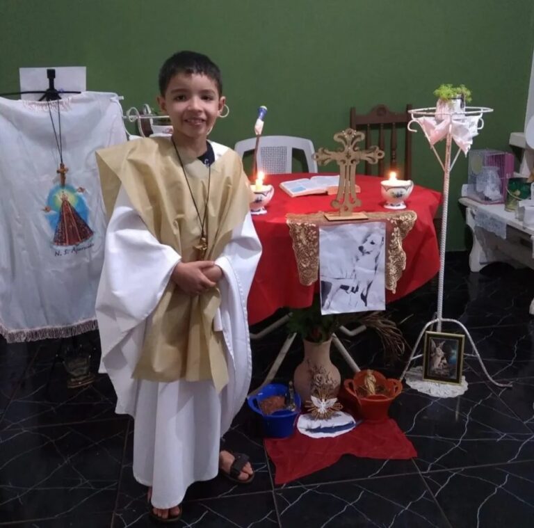 Menino de 7 anos sonha em ser padre e celebra missa para animais de estimação