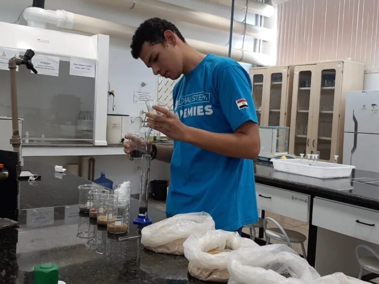 Estudante cria filtro de água usando caroço de açaí e ganha viagem para o Egito