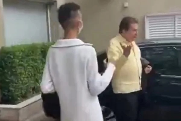 Silvio Santos recusa foto com fã e momento viraliza; veja vídeo