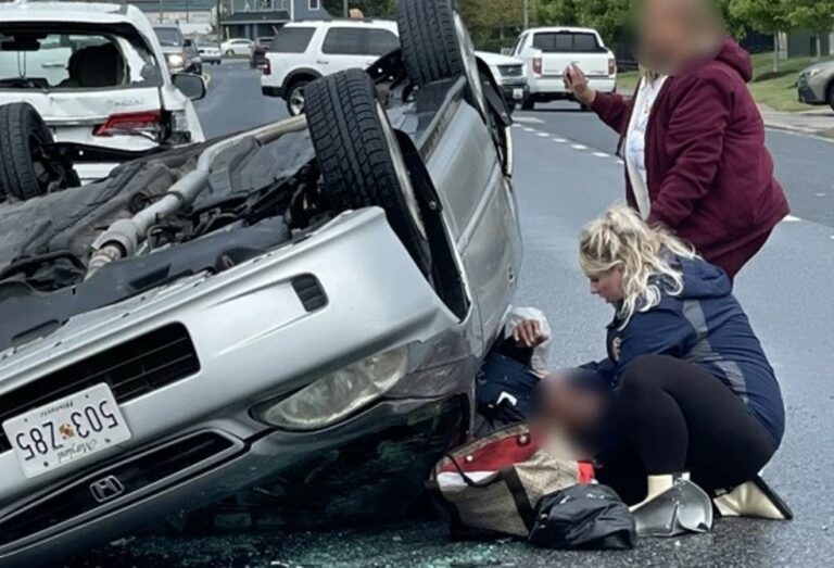 Bombeira grávida de 9 meses resgata mulher presa em carro e, em seguida, dá à luz