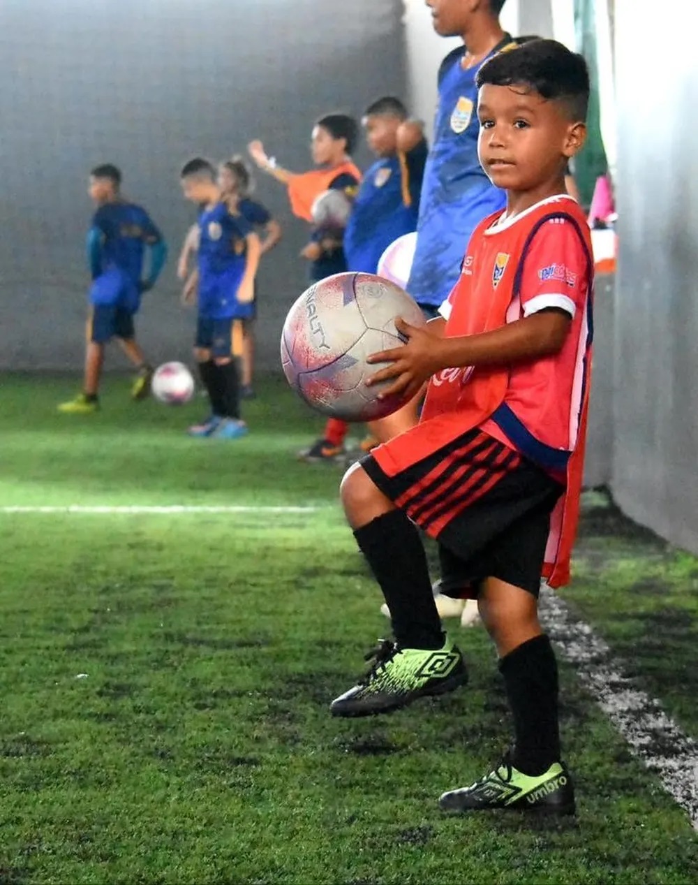 Acreano de 7 anos recebe convite para fazer testes no Grêmio e pai pede ajuda