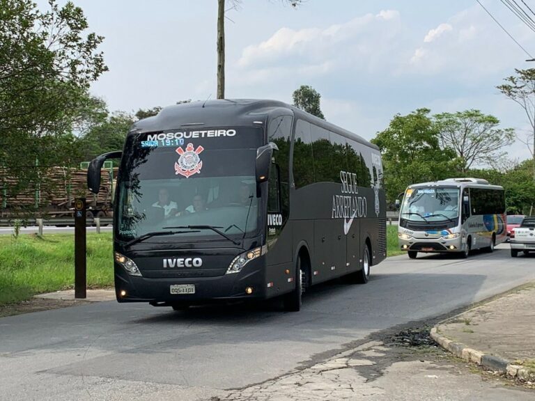 Elenco do Corinthians volta ao CT após vice da Copa do Brasil